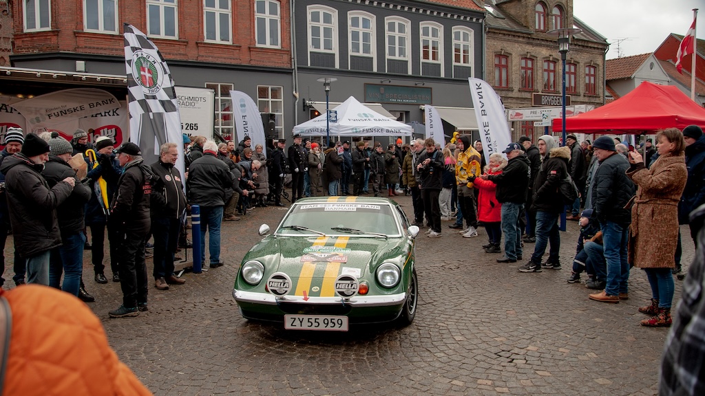 Start nr. 260, Chris Larsen og Toni Hansen forlader startområdet gennem folkealléen af de mange tilstrømmende tilskuere.
(Foto: rallypics.dk – Viggo Johansen)